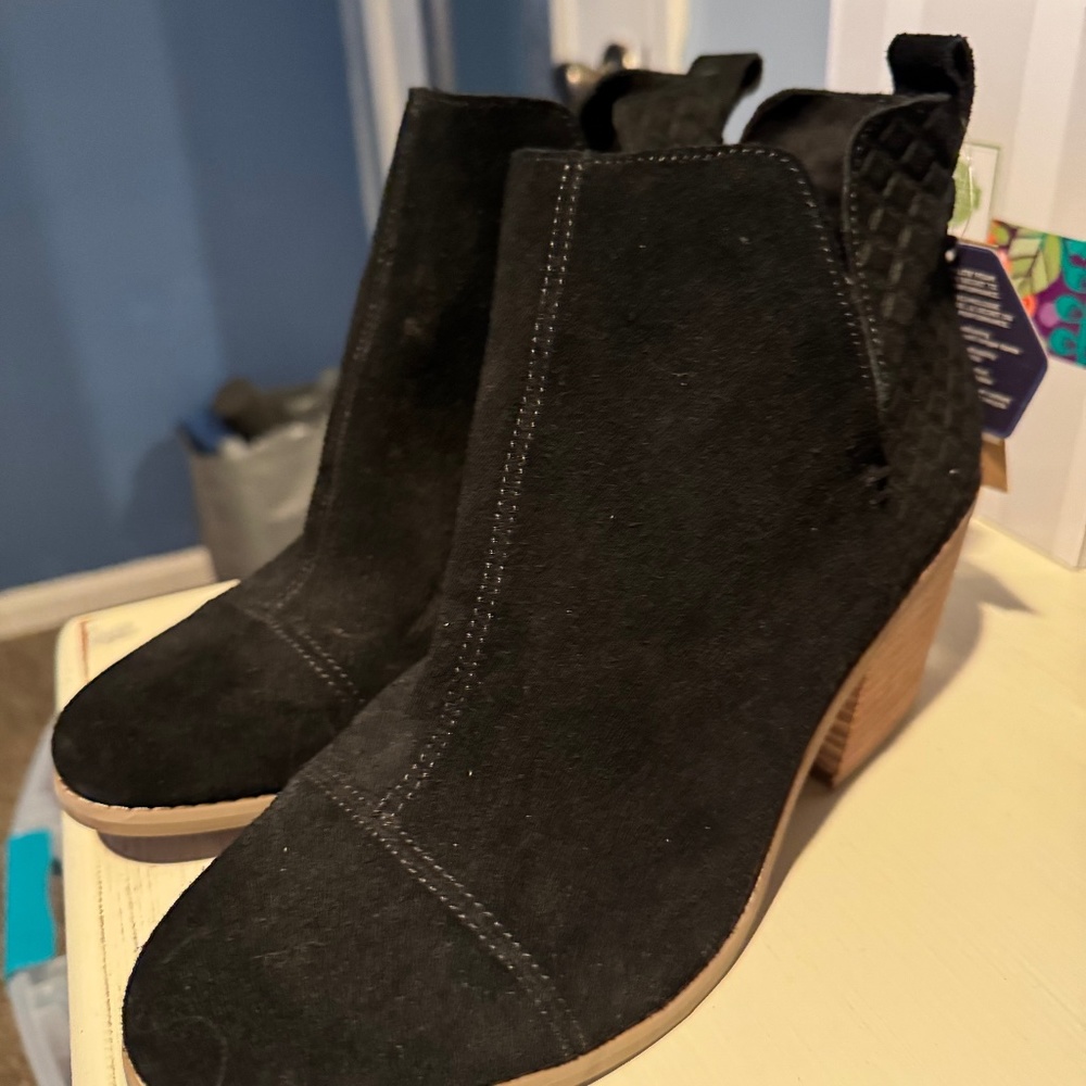 TOMS Boots, NWT!